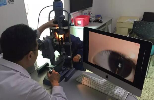 厦门大学附属厦门眼科中心白内障科毛祖红主任医师解释:白内障并不是老人的专属病,小孩也会得。先天性白内障多在出生前后即已存在,或在儿童期内罹患,其中有1/3是遗传因素,还有可能是孕期胎儿宫内病毒感染或者母体妊娠期糖尿病、甲亢、贫血、低钙、低维生素A、晚期缺氧等,以及新生儿代谢紊乱如低血糖,甲状旁腺功能低,半乳糖血症等 厦门大学附属厦门眼科中心白内障科毛祖红主任医师解释:白内障并不是老人的专属病,小孩也会得。先天性白内障多在出生前后即已存在,或在儿童期内罹患,其中有1/3是遗传因素,还有可能是孕期胎儿宫内病毒感染或者母体妊娠期糖尿病、甲亢、贫血、低钙、低维生素A、晚期缺氧等,以及新生儿代谢紊乱如低血糖,甲状旁腺功能低,半乳糖血症等