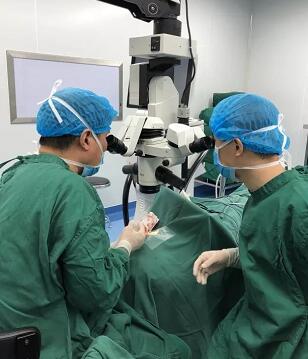 陈女士得知国内出名角膜病专家、原西南眼科医院副院长 教授现在重庆新利体育担任院长，医院有角膜供体资源，怀着 后的光明期待来到了重庆新利体育3.jpg