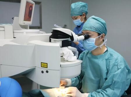 为通过2018年征兵视力体检 两兄弟来新利体育摘镜1.jpg