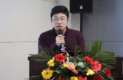 4月18日,为期两天的 二期新利体育近视防控工作培训班在合肥名人眼科医院举行,来自全国各地的几十位眼科专家、医生们都聚集在合肥名人眼科。培训班开班仪式上,合肥名人眼科医院林伯智总经理致辞并预祝新利体育近视防控工作培训班顺利进行。6.jpg