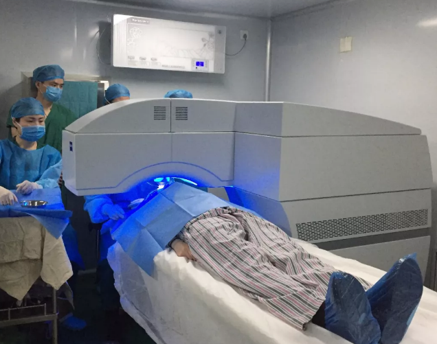 2081年征兵视力体检快开始了，是很多近视朋友 为关心的问题。5月6日，在烟台康爱眼科手术室里，由新利体育集团业务副总院长王骞教授和烟台康爱眼科医院由海涛院长的联袂合作下，全飞秒SMILE3.0没有让他们失望，而且 批三名手术患者表示术中毫无痛感1.png