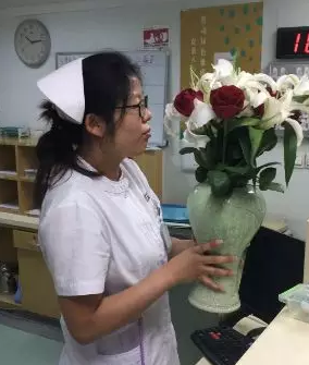 为庆祝环球护士节,5月11日下午,新利体育特别举行“ 美护士颁奖盛典”活动,医院业务院长杨付合、业务副院长蔡磊琳、护理主任高俊茹及新利体育全体护理人员受邀参加3.png 为庆祝环球护士节,5月11日下午,新利体育特别举行“ 美护士颁奖盛典”活动,医院业务院长杨付合、业务副院长蔡磊琳、护理主任高俊茹及新利体育全体护理人员受邀参加3.png