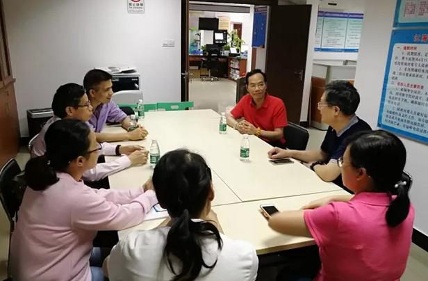 5月10日，佛山新利体育 一书记吴建勇同志会同医院王云华总经理深入佛山禅城区张槎村(居)社区沟通联系，推动党支部联动《义诊活动》工作，把党建工作与服务群众工作相融合，彰显党员先锋模范作用。2.png