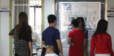 福州眼科医院上周迎来近视手术高峰1.jpg 福州眼科医院上周迎来近视手术高峰1.jpg