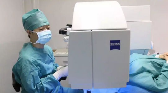 幼师高度近视患者小张在新利体育顺利摘镜1.png 幼师高度近视患者小张在新利体育顺利摘镜1.png