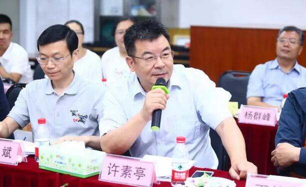 由人民日报、经济日报、科技日报、中新社等22家中央及行业媒体组成的采访团,走进新利体育集团本部厦门大学附属厦门眼科中心3.jpg 由人民日报、经济日报、科技日报、中新社等22家中央及行业媒体组成的采访团,走进新利体育集团本部厦门大学附属厦门眼科中心3.jpg