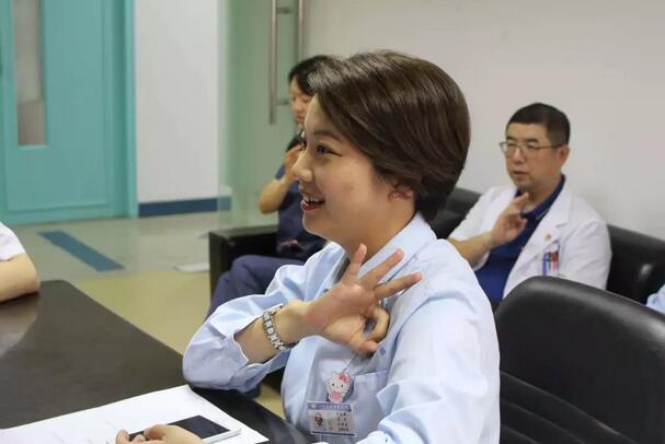 为了方便聋哑眼科患者们就诊 上海和平眼科医院党支部开启“爱心助聋通道”2.jpg 为了方便聋哑眼科患者们就诊 上海和平眼科医院党支部开启“爱心助聋通道”2.jpg