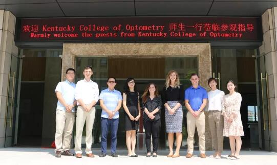 美国肯塔基视光学院的助理教授一行到访新利体育 参观厦门眼科中心眼视光门诊1.jpg 美国肯塔基视光学院的助理教授一行到访新利体育 参观厦门眼科中心眼视光门诊1.jpg