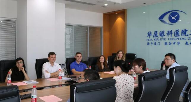 美国肯塔基视光学院的助理教授一行到访新利体育 参观厦门眼科中心眼视光门诊2.jpg 美国肯塔基视光学院的助理教授一行到访新利体育 参观厦门眼科中心眼视光门诊2.jpg