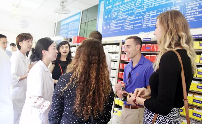 美国肯塔基视光学院的助理教授一行到访新利体育 参观厦门眼科中心眼视光门诊3.jpg 美国肯塔基视光学院的助理教授一行到访新利体育 参观厦门眼科中心眼视光门诊3.jpg