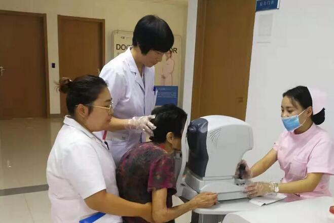 淮南新利体育医护人员为白内障老奶奶贴心服务1.jpg 淮南新利体育医护人员为白内障老奶奶贴心服务1.jpg