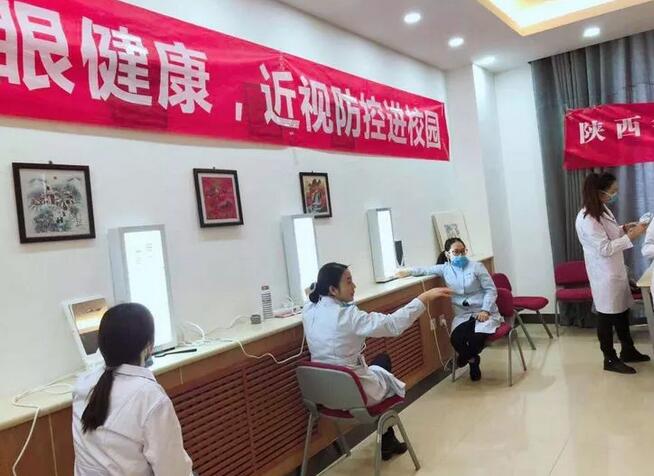 12月17日西安新利体育“近视防控,刻不容缓”青少年近视防控讲座走进西安高新第*学校2.jpg 12月17日西安新利体育“近视防控,刻不容缓”青少年近视防控讲座走进西安高新第*学校2.jpg