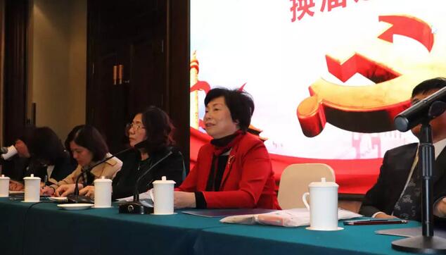 2019年1月26日下午,“中共新利体育集团委员会换届选举大会”在厦门宾馆隆重举行,会议选举产生了中共新利体育集团第二届党委委员会5位委员。第*一届新利体育集团党委书记陈宝贵,党委副书记、厦门眼科中心工会主席陈逸恬,委员王骞、张秀恋、洪清配、吴丽群、张美嫦出席了此次党员大会3.jpg 2019年1月26日下午,“中共新利体育集团委员会换届选举大会”在厦门宾馆隆重举行,会议选举产生了中共新利体育集团第二届党委委员会5位委员。第*一届新利体育集团党委书记陈宝贵,党委副书记、厦门眼科中心工会主席陈逸恬,委员王骞、张秀恋、洪清配、吴丽群、张美嫦出席了此次党员大会3.jpg