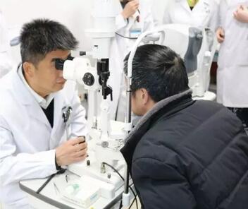 重庆新利体育安晓巨副院长：白内障手术什么时候做 ？1.jpg