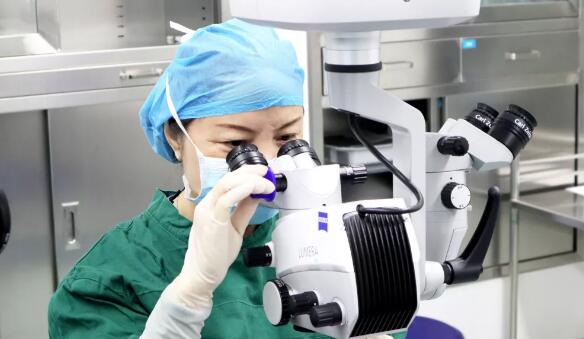 心向光明、永不止步——重庆新利体育屈光专家汪红的一天2.jpg 心向光明、永不止步——重庆新利体育屈光专家汪红的一天2.jpg