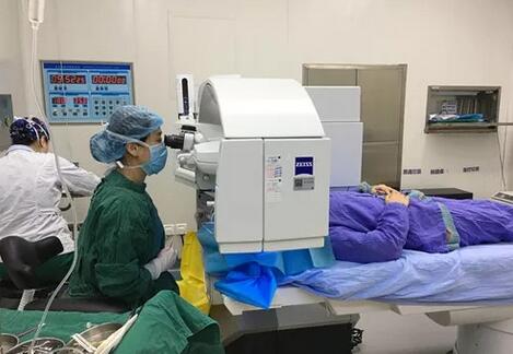 成都新利体育检验科医生妻子顺利摘镜2.jpg 成都新利体育检验科医生妻子顺利摘镜2.jpg