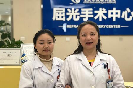 重庆新利体育住院医生小唐由业务副院长汪红教授做了全激光无痕近视手术2.jpg 重庆新利体育住院医生小唐由业务副院长汪红教授做了全激光无痕近视手术2.jpg