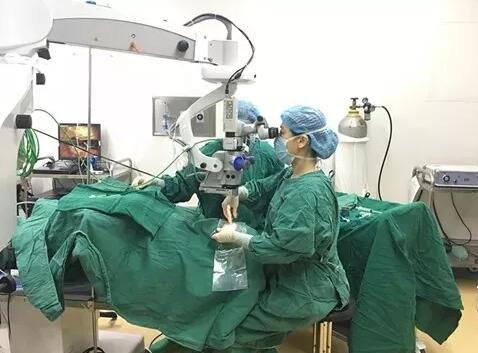 不仅擅长激光近视手术 还精于ICL和白内障手术——成都新利体育鲍捷医生3.jpg 不仅擅长激光近视手术 还精于ICL和白内障手术——成都新利体育鲍捷医生3.jpg