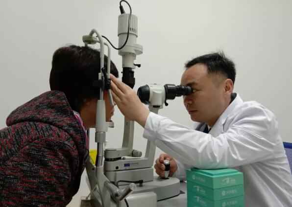 宜昌新利体育全体员工为菅东利医生举行了欢送仪式3.jpg 宜昌新利体育全体员工为菅东利医生举行了欢送仪式3.jpg