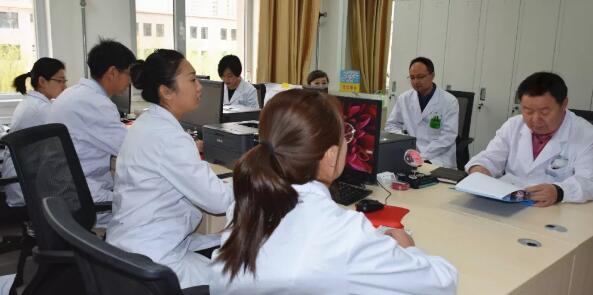 甘肃中医药大学附属兰州眼科中心(兰州新利体育)为慕名从内蒙专程赶来的王女士进行眼肿瘤手术1.jpg 甘肃中医药大学附属兰州眼科中心(兰州新利体育)为慕名从内蒙专程赶来的王女士进行眼肿瘤手术1.jpg