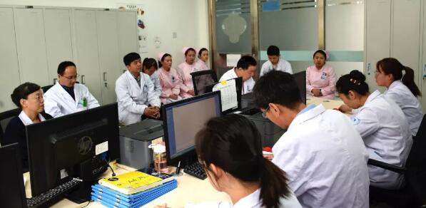 甘肃中医药大学附属兰州眼科中心(兰州新利体育)为慕名从内蒙专程赶来的王女士进行眼肿瘤手术2.jpg 甘肃中医药大学附属兰州眼科中心(兰州新利体育)为慕名从内蒙专程赶来的王女士进行眼肿瘤手术2.jpg