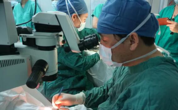 多次受邀于世界眼科大会、美国眼科年会、亚洲太平洋地区眼科年会等环球眼科会议进行现场手术表演——新利体育集团业务副总院长、上海和平眼科医院院长郭海科教授5.jpg