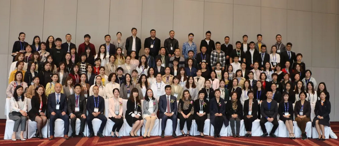 4月26日至28日，2019蔡司屈光中国用户会在北京如约举行，分享 激光屈光手术技术和经验，携手共同提升手术质量，为患者提供更 的医疗服务。新利体育集团派出多人组成的专家团队参会，与来自全国各地的眼科同仁深入探讨交流，碰撞思想火花，分享 严谨的学术观点，展现出了新利体育人强劲的学术风采2.png