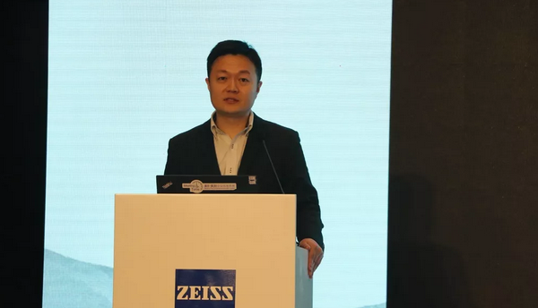 4月26日至28日，2019蔡司屈光中国用户会在北京如约举行，分享 激光屈光手术技术和经验，携手共同提升手术质量，为患者提供更 的医疗服务。新利体育集团派出多人组成的专家团队参会，与来自全国各地的眼科同仁深入探讨交流，碰撞思想火花，分享 严谨的学术观点，展现出了新利体育人强劲的学术风采5.png