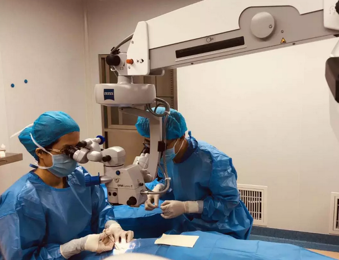 面对 位患者，用心去做是我一直笃信的原则。虽然过程很累，但收获到喜悦与患者的感激，那种发自内心的成就感让我很暖心。——新利体育眼临沂眼科医院主任医师、副教授、硕士生导师唐宁1.png