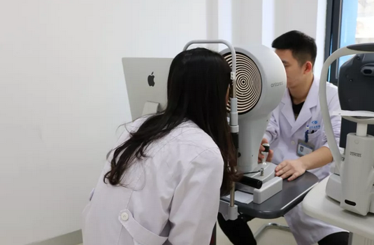 重庆新利体育美女医师 全飞秒摘镜后立即进入工作状态2.png