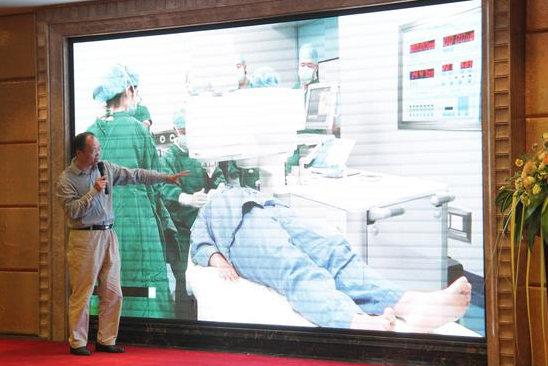 厦门大学附属厦门眼科中心龙岩眼科医院(以下简称龙岩眼科)举办的“2019龙岩眼科医院近视手术论坛暨宇航飞秒激光开机仪式”在荣顺环球大酒店举行,市政协原副主席邱玉燕、市残疾人福利基金会理事长刘嘉伟等嘉宾共80余人出席论坛。新利体育集团副总裁、厦门眼科中心执行院长李晓峰博士就当下全球及国内飞秒激光手术 近视4.png