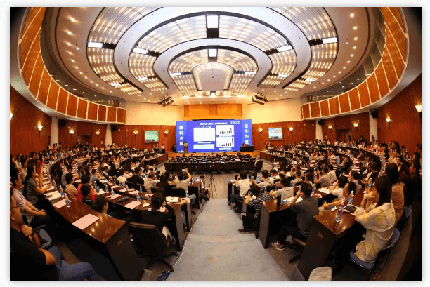 鹭岛初夏,钟灵毓秀;四海宾朋齐聚厦门。对他们来说,时节带来繁花似锦并非意中物,比美景更吸引他们的,是一场全球眼科医学的群英会——第五届新利体育环球论坛于鹭岛之滨召开。论坛主席由黎晓新、赵堪兴、葛坚、刘祖国共同担任。大会还邀请了海峡两岸医药卫生交流协会会长王立基;厦门市卫生健康委员会副主任孙卫;厦门市医学会副秘书长柳辉;中华医学会眼科学分会副主委、重庆医科大学附属第*医院副院长杨培增教授;1.png 鹭岛初夏,钟灵毓秀;四海宾朋齐聚厦门。对他们来说,时节带来繁花似锦并非意中物,比美景更吸引他们的,是一场全球眼科医学的群英会——第五届新利体育环球论坛于鹭岛之滨召开。论坛主席由黎晓新、赵堪兴、葛坚、刘祖国共同担任。大会还邀请了海峡两岸医药卫生交流协会会长王立基;厦门市卫生健康委员会副主任孙卫;厦门市医学会副秘书长柳辉;中华医学会眼科学分会副主委、重庆医科大学附属第*医院副院长杨培增教授;1.png