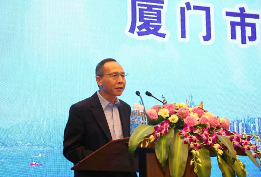 鹭岛初夏,钟灵毓秀;四海宾朋齐聚厦门。对他们来说,时节带来繁花似锦并非意中物,比美景更吸引他们的,是一场全球眼科医学的群英会——第五届新利体育环球论坛于鹭岛之滨召开。论坛主席由黎晓新、赵堪兴、葛坚、刘祖国共同担任。大会还邀请了海峡两岸医药卫生交流协会会长王立基;厦门市卫生健康委员会副主任孙卫;厦门市医学会副秘书长柳辉;中华医学会眼科学分会副主委、重庆医科大学附属第*医院副院长杨培增教授;5.png 鹭岛初夏,钟灵毓秀;四海宾朋齐聚厦门。对他们来说,时节带来繁花似锦并非意中物,比美景更吸引他们的,是一场全球眼科医学的群英会——第五届新利体育环球论坛于鹭岛之滨召开。论坛主席由黎晓新、赵堪兴、葛坚、刘祖国共同担任。大会还邀请了海峡两岸医药卫生交流协会会长王立基;厦门市卫生健康委员会副主任孙卫;厦门市医学会副秘书长柳辉;中华医学会眼科学分会副主委、重庆医科大学附属第*医院副院长杨培增教授;5.png