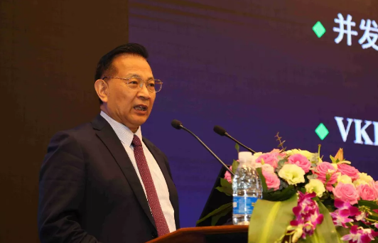 鹭岛初夏,钟灵毓秀;四海宾朋齐聚厦门。对他们来说,时节带来繁花似锦并非意中物,比美景更吸引他们的,是一场全球眼科医学的群英会——第五届新利体育环球论坛于鹭岛之滨召开。论坛主席由黎晓新、赵堪兴、葛坚、刘祖国共同担任。大会还邀请了海峡两岸医药卫生交流协会会长王立基;厦门市卫生健康委员会副主任孙卫;厦门市医学会副秘书长柳辉;中华医学会眼科学分会副主委、重庆医科大学附属第*医院副院长杨培增教授;7.png 鹭岛初夏,钟灵毓秀;四海宾朋齐聚厦门。对他们来说,时节带来繁花似锦并非意中物,比美景更吸引他们的,是一场全球眼科医学的群英会——第五届新利体育环球论坛于鹭岛之滨召开。论坛主席由黎晓新、赵堪兴、葛坚、刘祖国共同担任。大会还邀请了海峡两岸医药卫生交流协会会长王立基;厦门市卫生健康委员会副主任孙卫;厦门市医学会副秘书长柳辉;中华医学会眼科学分会副主委、重庆医科大学附属第*医院副院长杨培增教授;7.png