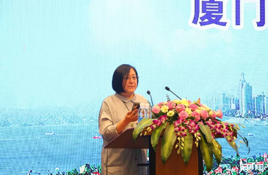 鹭岛初夏,钟灵毓秀;四海宾朋齐聚厦门。对他们来说,时节带来繁花似锦并非意中物,比美景更吸引他们的,是一场全球眼科医学的群英会——第五届新利体育环球论坛于鹭岛之滨召开。论坛主席由黎晓新、赵堪兴、葛坚、刘祖国共同担任。大会还邀请了海峡两岸医药卫生交流协会会长王立基;厦门市卫生健康委员会副主任孙卫;厦门市医学会副秘书长柳辉;中华医学会眼科学分会副主委、重庆医科大学附属第*医院副院长杨培增教授;8.png 鹭岛初夏,钟灵毓秀;四海宾朋齐聚厦门。对他们来说,时节带来繁花似锦并非意中物,比美景更吸引他们的,是一场全球眼科医学的群英会——第五届新利体育环球论坛于鹭岛之滨召开。论坛主席由黎晓新、赵堪兴、葛坚、刘祖国共同担任。大会还邀请了海峡两岸医药卫生交流协会会长王立基;厦门市卫生健康委员会副主任孙卫;厦门市医学会副秘书长柳辉;中华医学会眼科学分会副主委、重庆医科大学附属第*医院副院长杨培增教授;8.png