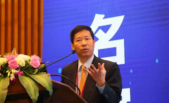 鹭岛初夏,钟灵毓秀;四海宾朋齐聚厦门。对他们来说,时节带来繁花似锦并非意中物,比美景更吸引他们的,是一场全球眼科医学的群英会——第五届新利体育环球论坛于鹭岛之滨召开。论坛主席由黎晓新、赵堪兴、葛坚、刘祖国共同担任。大会还邀请了海峡两岸医药卫生交流协会会长王立基;厦门市卫生健康委员会副主任孙卫;厦门市医学会副秘书长柳辉;中华医学会眼科学分会副主委、重庆医科大学附属第*医院副院长杨培增教授;11.png 鹭岛初夏,钟灵毓秀;四海宾朋齐聚厦门。对他们来说,时节带来繁花似锦并非意中物,比美景更吸引他们的,是一场全球眼科医学的群英会——第五届新利体育环球论坛于鹭岛之滨召开。论坛主席由黎晓新、赵堪兴、葛坚、刘祖国共同担任。大会还邀请了海峡两岸医药卫生交流协会会长王立基;厦门市卫生健康委员会副主任孙卫;厦门市医学会副秘书长柳辉;中华医学会眼科学分会副主委、重庆医科大学附属第*医院副院长杨培增教授;11.png