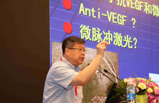 鹭岛初夏,钟灵毓秀;四海宾朋齐聚厦门。对他们来说,时节带来繁花似锦并非意中物,比美景更吸引他们的,是一场全球眼科医学的群英会——第五届新利体育环球论坛于鹭岛之滨召开。论坛主席由黎晓新、赵堪兴、葛坚、刘祖国共同担任。大会还邀请了海峡两岸医药卫生交流协会会长王立基;厦门市卫生健康委员会副主任孙卫;厦门市医学会副秘书长柳辉;中华医学会眼科学分会副主委、重庆医科大学附属第*医院副院长杨培增教授;12.png 鹭岛初夏,钟灵毓秀;四海宾朋齐聚厦门。对他们来说,时节带来繁花似锦并非意中物,比美景更吸引他们的,是一场全球眼科医学的群英会——第五届新利体育环球论坛于鹭岛之滨召开。论坛主席由黎晓新、赵堪兴、葛坚、刘祖国共同担任。大会还邀请了海峡两岸医药卫生交流协会会长王立基;厦门市卫生健康委员会副主任孙卫;厦门市医学会副秘书长柳辉;中华医学会眼科学分会副主委、重庆医科大学附属第*医院副院长杨培增教授;12.png