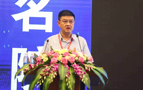 鹭岛初夏,钟灵毓秀;四海宾朋齐聚厦门。对他们来说,时节带来繁花似锦并非意中物,比美景更吸引他们的,是一场全球眼科医学的群英会——第五届新利体育环球论坛于鹭岛之滨召开。论坛主席由黎晓新、赵堪兴、葛坚、刘祖国共同担任。大会还邀请了海峡两岸医药卫生交流协会会长王立基;厦门市卫生健康委员会副主任孙卫;厦门市医学会副秘书长柳辉;中华医学会眼科学分会副主委、重庆医科大学附属第*医院副院长杨培增教授;13.png 鹭岛初夏,钟灵毓秀;四海宾朋齐聚厦门。对他们来说,时节带来繁花似锦并非意中物,比美景更吸引他们的,是一场全球眼科医学的群英会——第五届新利体育环球论坛于鹭岛之滨召开。论坛主席由黎晓新、赵堪兴、葛坚、刘祖国共同担任。大会还邀请了海峡两岸医药卫生交流协会会长王立基;厦门市卫生健康委员会副主任孙卫;厦门市医学会副秘书长柳辉;中华医学会眼科学分会副主委、重庆医科大学附属第*医院副院长杨培增教授;13.png