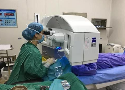 成都新利体育青光眼医生在本院接受全飞秒近视手术2.png