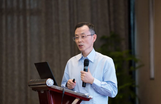 6月23日，由重庆新利体育举办的“第三届新利体育论坛”在重庆翰文大酒店落幕， 该会议邀请10多位国内出名眼科专家进行学术演讲，并与现场近120名来自地县和其它地区的眼科同道们齐聚一堂，共同探讨当前眼科学领域的 学术研究成果、临床诊疗新技术以及未来的发展趋势等2.png