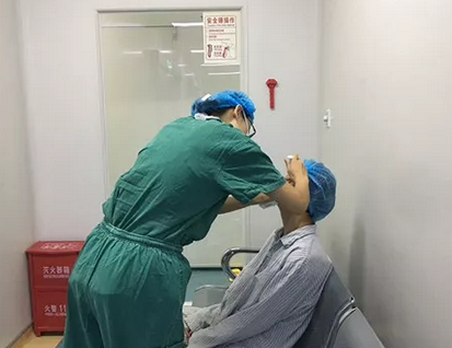 长时间玩手机导致斗鸡眼 在成都新利体育顺利手术1.png