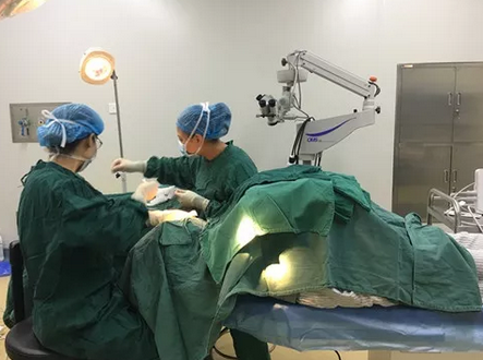 长时间玩手机导致斗鸡眼 在成都新利体育顺利手术2.png