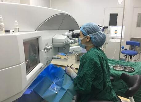 南非籍外教回国前来成都新利体育进行近视手术3.jpg 南非籍外教回国前来成都新利体育进行近视手术3.jpg