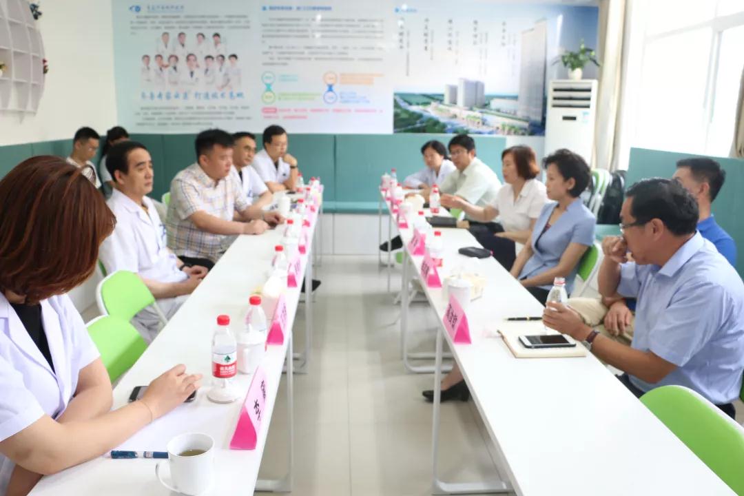 市学生视力不良调研组莅临青岛新利体育调研 市学生视力不良调研组莅临青岛新利体育调研