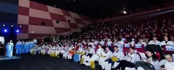 新利体育蔡磊琳业务副院长与同行一道出席第九届“关爱近视 微笑论坛”EVO ICL电影学院专场1.jpg 新利体育蔡磊琳业务副院长与同行一道出席第九届“关爱近视 微笑论坛”EVO ICL电影学院专场1.jpg