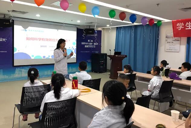 西安新利体育举办2020年第*一场 “我是小医生” 青少年近视防控亲子活动4.jpg