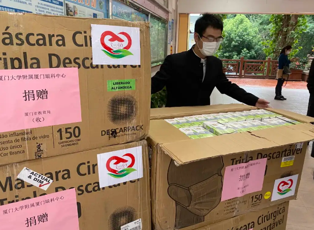 再捐20 只口罩!新利体育集团本部厦门眼科中心助力疫情防控攻坚战,传递光明与温暖6.png 再捐20 只口罩!新利体育集团本部厦门眼科中心助力疫情防控攻坚战,传递光明与温暖6.png