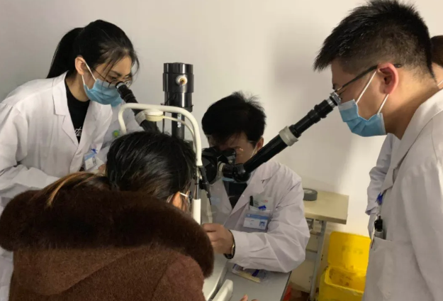 多年后,再回郑州新利体育向徐惠民院长“汇报”自己重获光明后收获的幸福2.png 多年后,再回郑州新利体育向徐惠民院长“汇报”自己重获光明后收获的幸福2.png