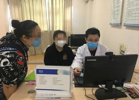 眼病患者在成都新利体育接受厦门眼科中心总院长黎晓新教授远程会诊1.png 眼病患者在成都新利体育接受厦门眼科中心总院长黎晓新教授远程会诊1.png