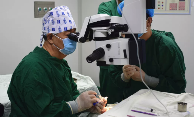 十年追随院长 多次手术——记兰州新利体育一面锦旗背后的故事4.png